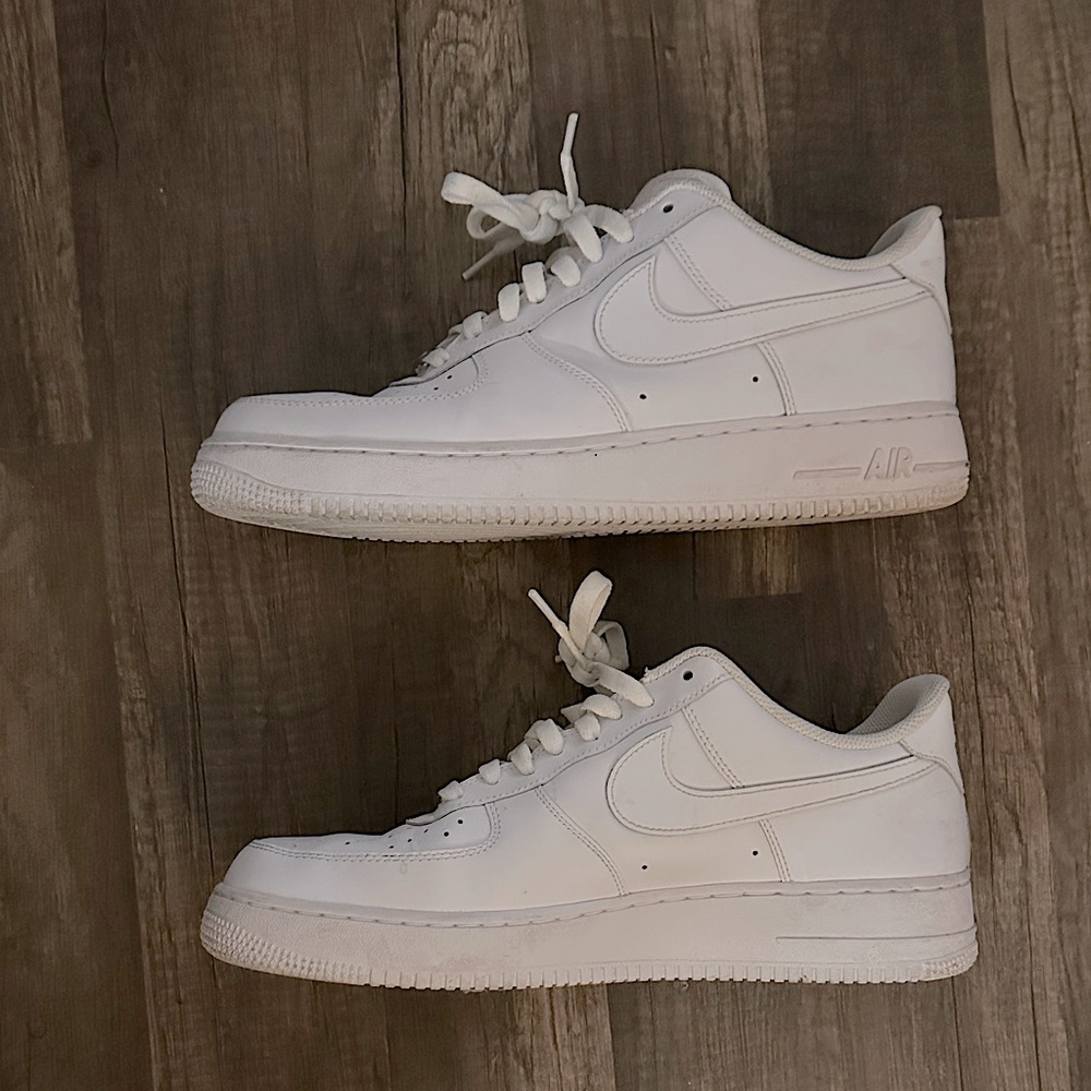 Nike AF1 White Low Classic Sneakers | 12M = 13.5W | Preowned Leather Air Forces - Picture 8 of 15